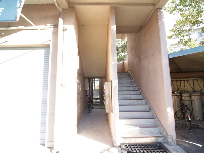 物件外観写真4　(エントランス部分)