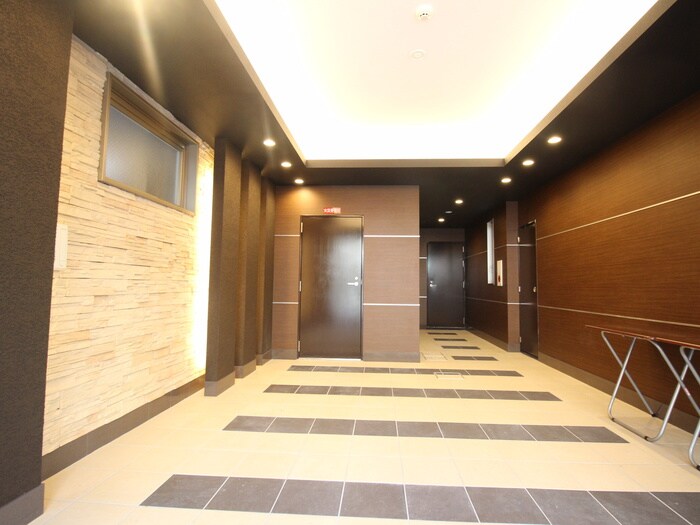 物件外観写真2　(エントランス部分)