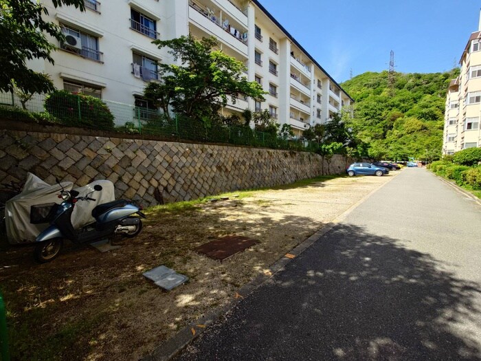 物件外観写真4　(駐車場)