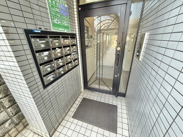 物件外観写真3　(エントランス部分)