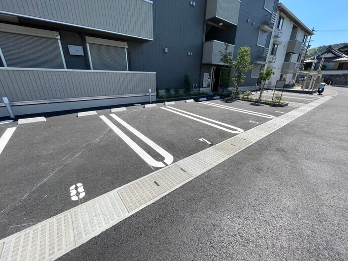 物件外観写真4　(駐車場)