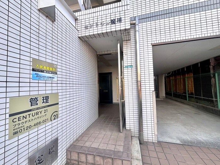 物件外観写真2　(エントランス部分)