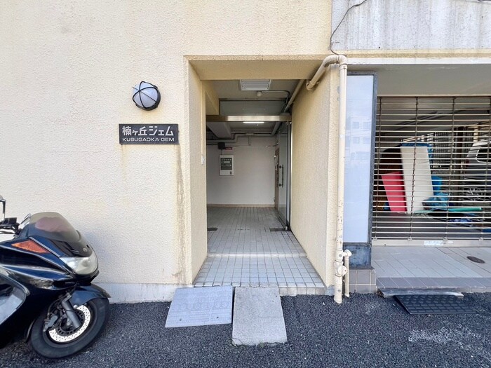 物件外観写真6　(エントランス部分)