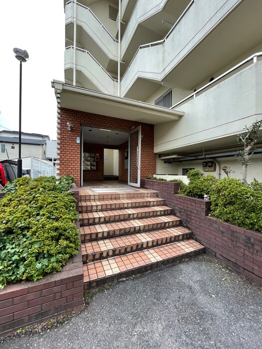 物件外観写真3　(エントランス部分)