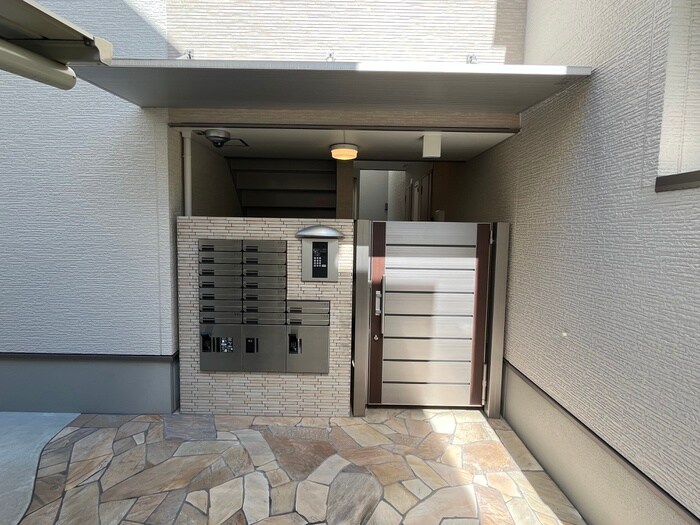 物件外観写真3　(エントランス部分)
