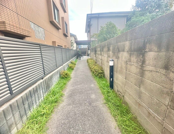 物件外観写真6　(エントランス部分)