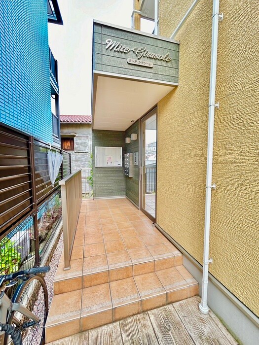 物件外観写真6　(エントランス部分)