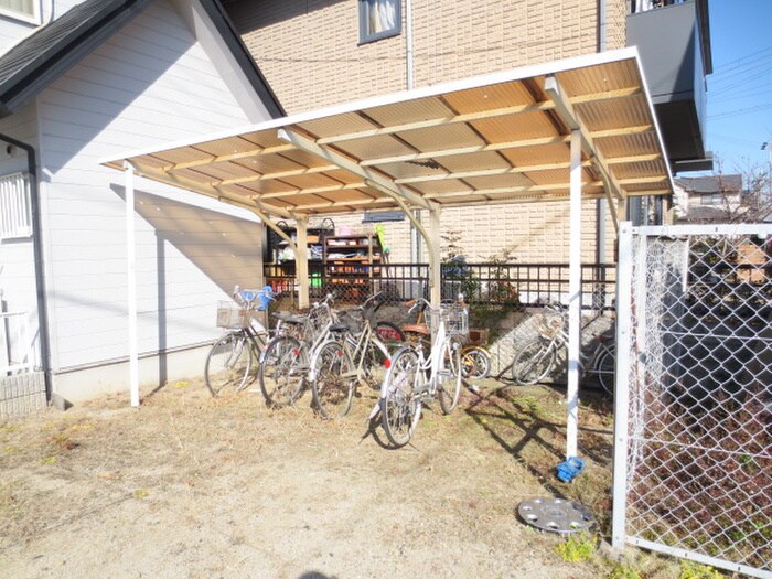 物件外観写真4　(駐輪場)