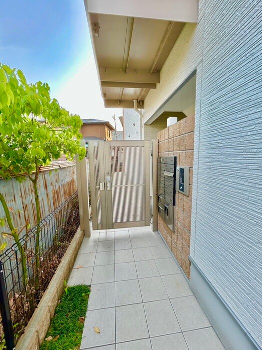 物件外観写真5　(エントランス部分)