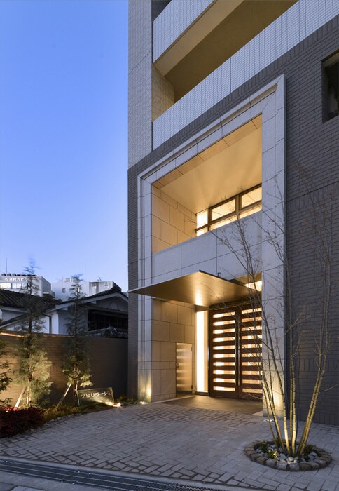 物件外観写真2　(エントランス部分)