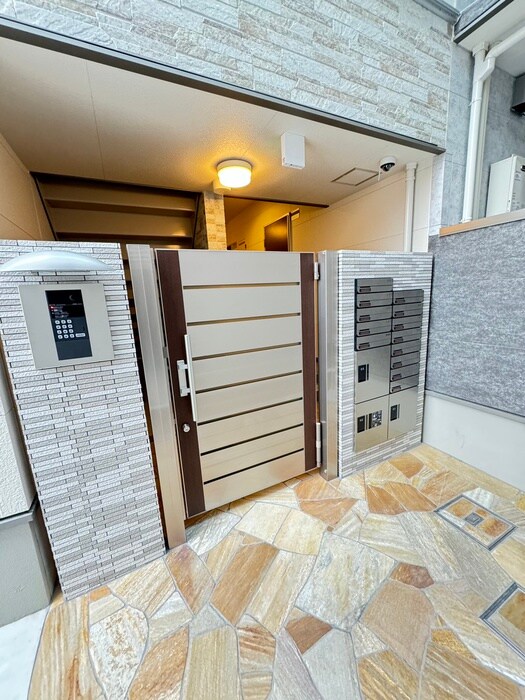 物件外観写真6　(エントランス部分)