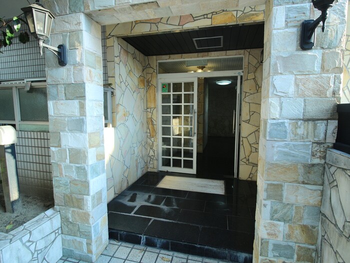 物件外観写真2　(エントランス部分)