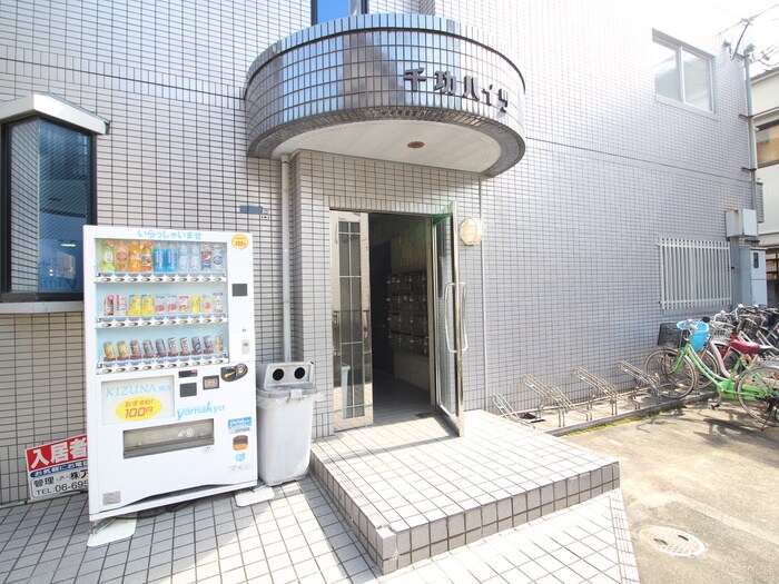 物件外観写真2　(エントランス部分)