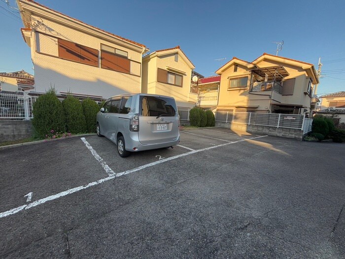 物件外観写真2　(駐車場)