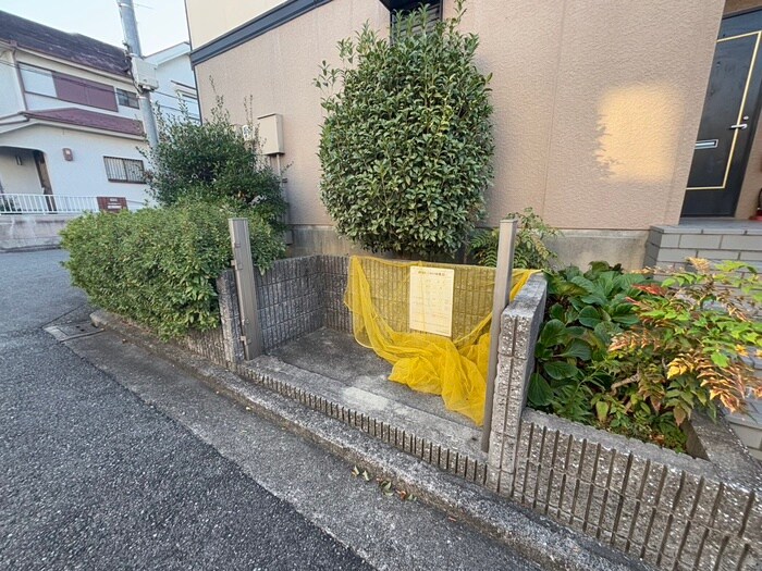 物件外観写真5　(バイク置き場)