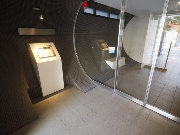 物件外観写真2　(エントランス部分)