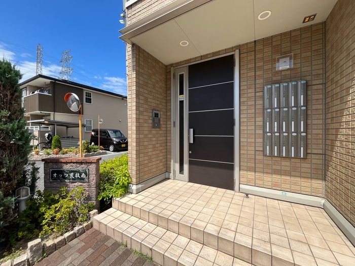 物件外観写真2　(エントランス部分)