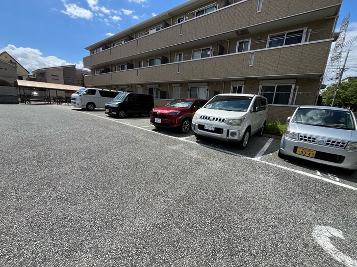 物件外観写真4　(駐車場)