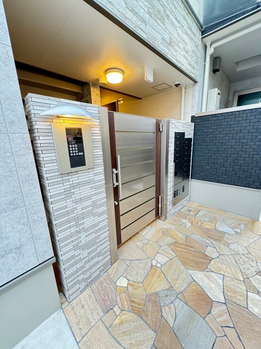 物件外観写真6　(エントランス部分)