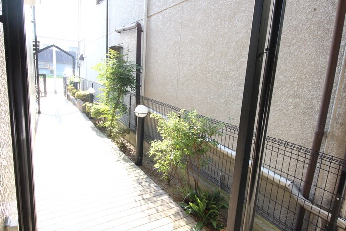 物件外観写真2　(エントランス部分)