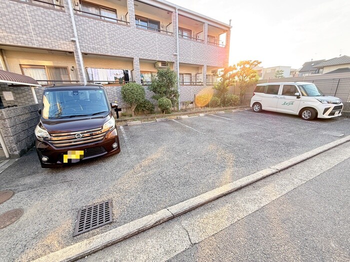 物件外観写真2　(駐車場)