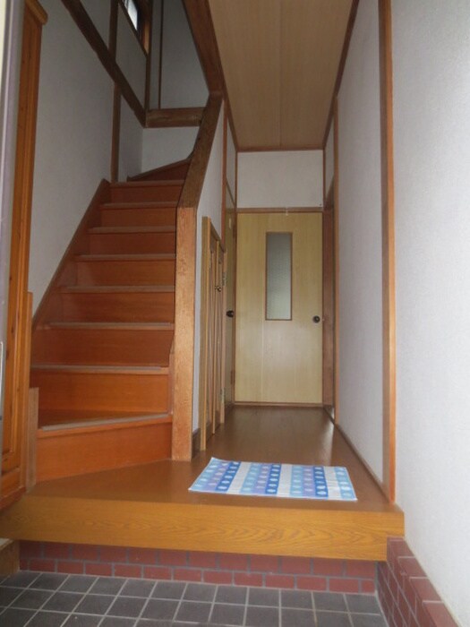 物件内観写真4　(玄関)