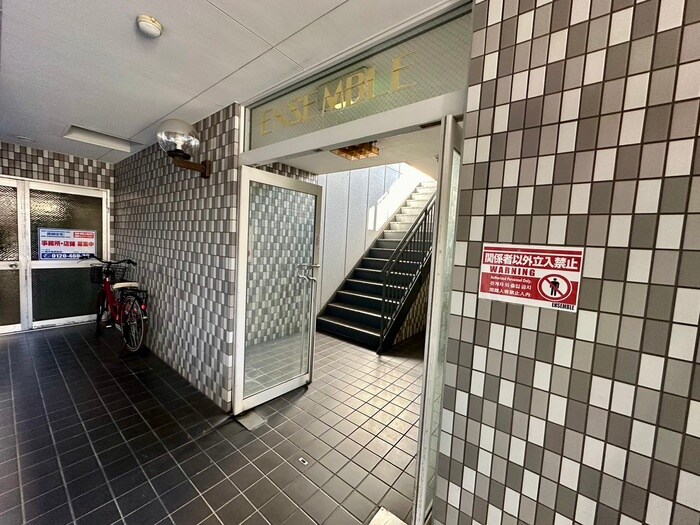 物件外観写真3　(エントランス部分)