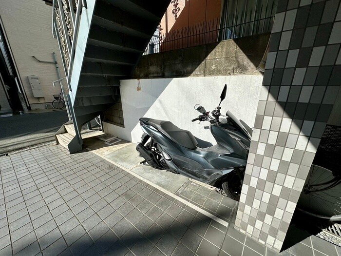 物件外観写真4　(バイク置き場)