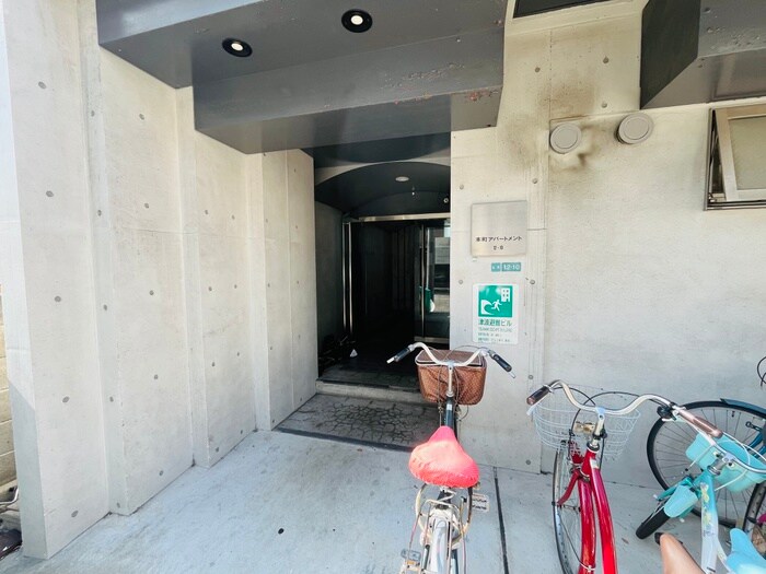 物件外観写真3　(エントランス部分)