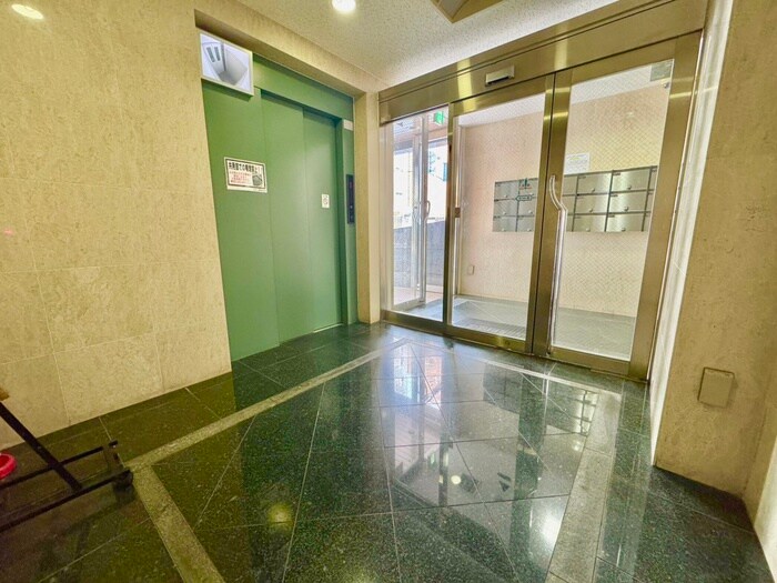 物件外観写真4　(エントランス部分)