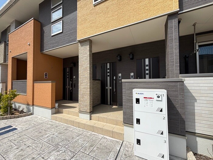 物件外観写真2　(エントランス部分)