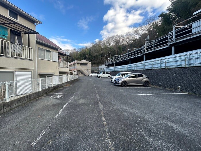 物件外観写真5　(駐車場)