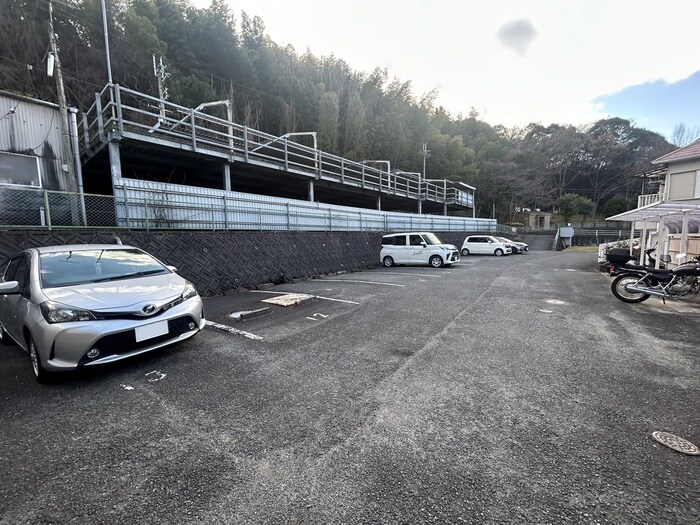 物件外観写真6　(駐車場)