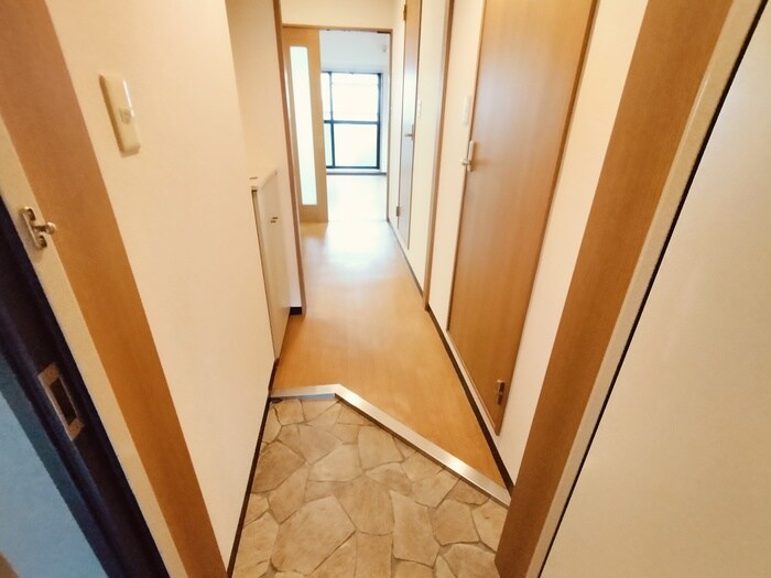 物件内観写真11　(玄関)