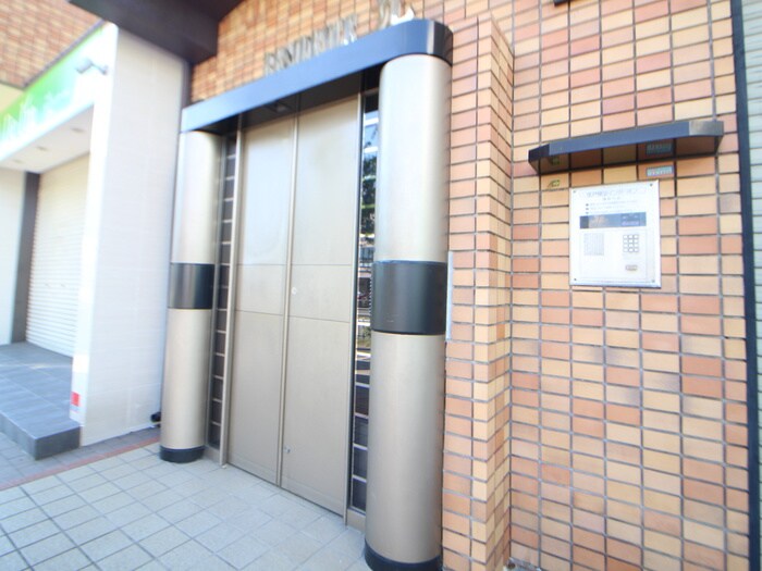 物件外観写真3　(エントランス部分)