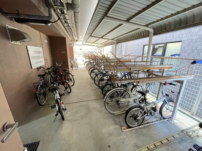 物件外観写真4　(駐輪場)