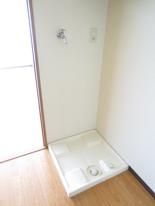 物件内観写真11　(洗濯機置場)