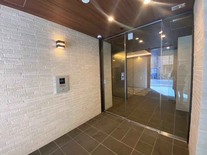 物件外観写真3　(エントランス部分)