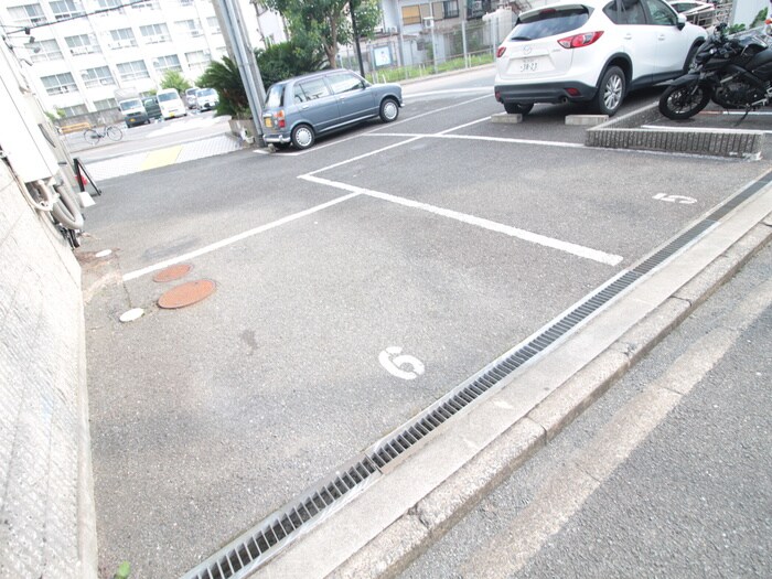 物件外観写真6　(駐車場)