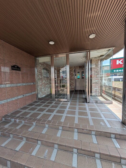 物件外観写真4　(エントランス部分)