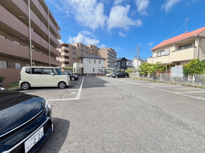 物件外観写真2　(駐車場)