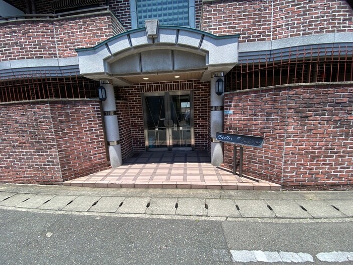 物件外観写真2　(エントランス部分)