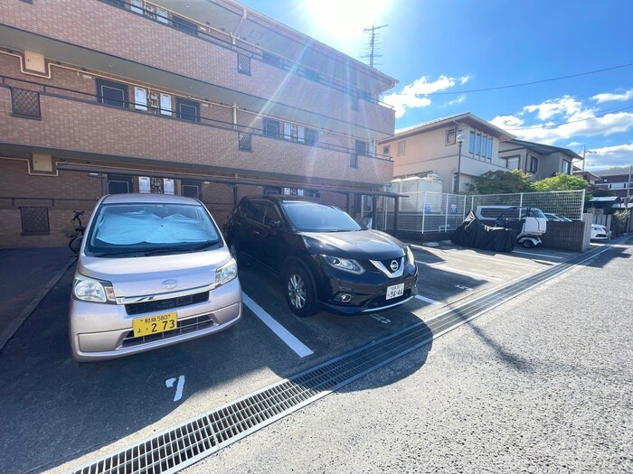 物件外観写真3　(駐車場)