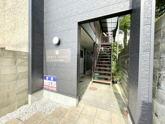 物件外観写真2　(エントランス部分)