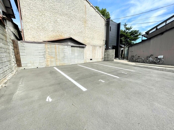 物件外観写真4　(駐車場)