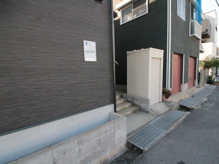 物件外観写真4　(エントランス部分)