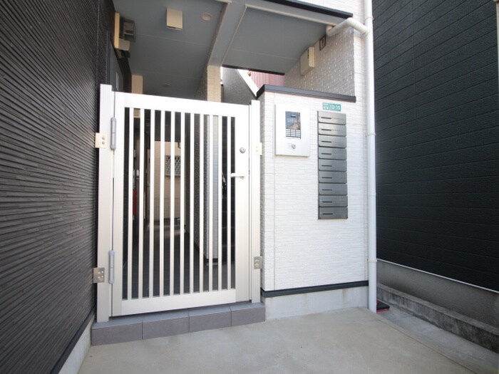 物件外観写真5　(エントランス部分)