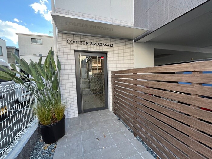 物件外観写真3　(エントランス部分)