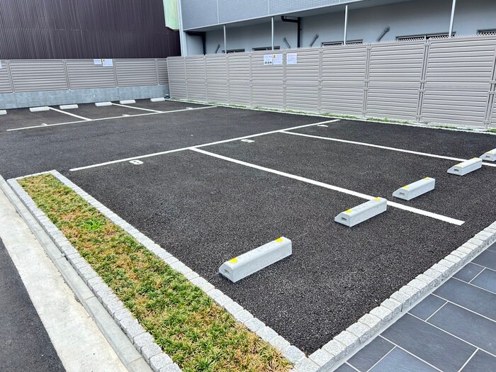 物件外観写真4　(駐車場)