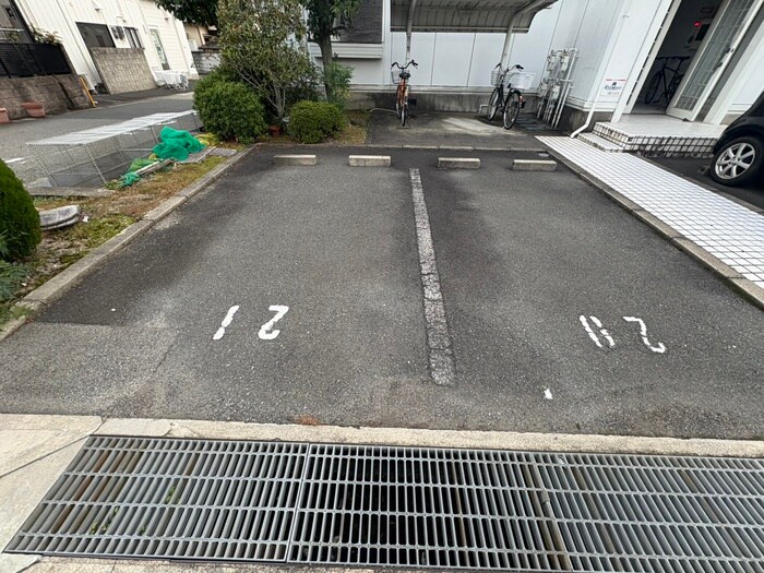 物件外観写真4　(駐車場)